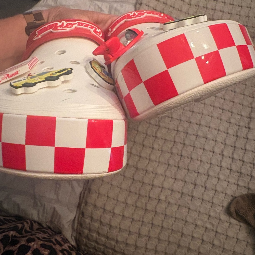 Toy Story Pizza Planet Men’s Crocs sz 13 - Picture 3 of 5